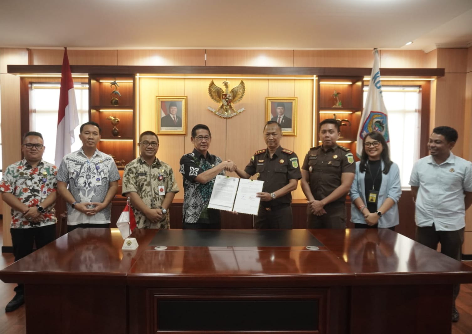 Wali Kota Bitung Hengky Honandar dan Kajari Bitung Krisna Pramono usai penandatanganan nota kesepakatan.(Dok Istimewa)