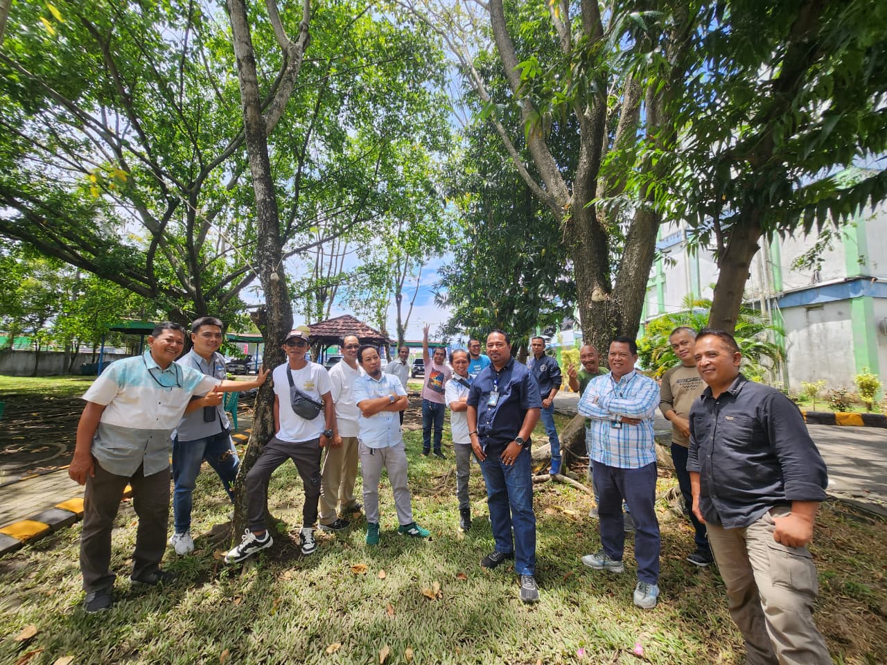 General Manager Pelindo Regional 4 Bitung James David Hukom dan Terminal Head Petikemas Bitung Jusri, bersama wartawan usai coffe morning.(Dok Istimewa)