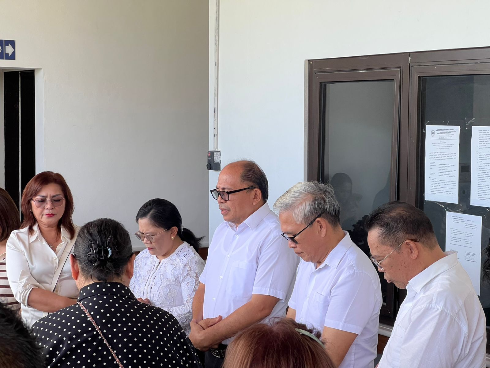 Terpantau Plt Ketua Sinode GMIM Pdt Janny Rende dan Sekretaris Umum BPMS GMIM Pdt Evert Tangel dan sejumlah pendeta ikut menunggu jalannya sidang. Tampak juga keluarga dari Pdt Hein Arina.