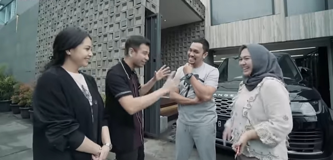 Raffi dan Nagita saat mendatangi rumah Ahmad Syaroni beberapa tahun lalu.
