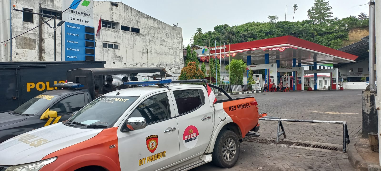 Polisi melakukan penjagaan di Areal SPBU Makam Pahlawan di Kota Manado.