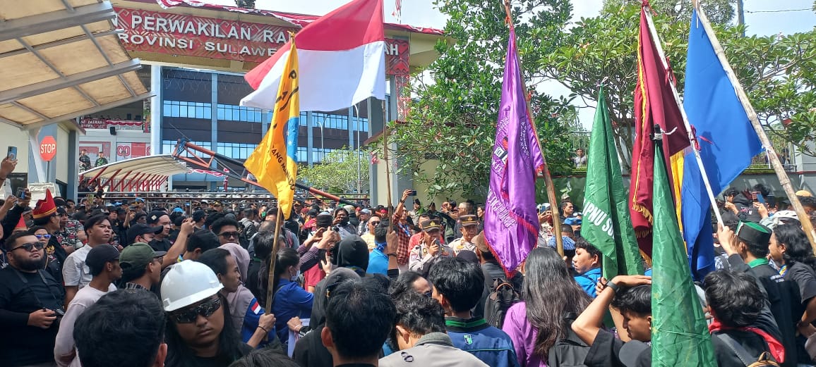 Massa Meminta Agar Diizinkan Masuk ke Gedung Kantor DPRD Sulawesi Utara.