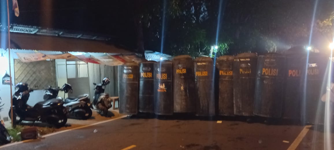 Barisan Kepolisian Menggeser Pergerakan Massa.
