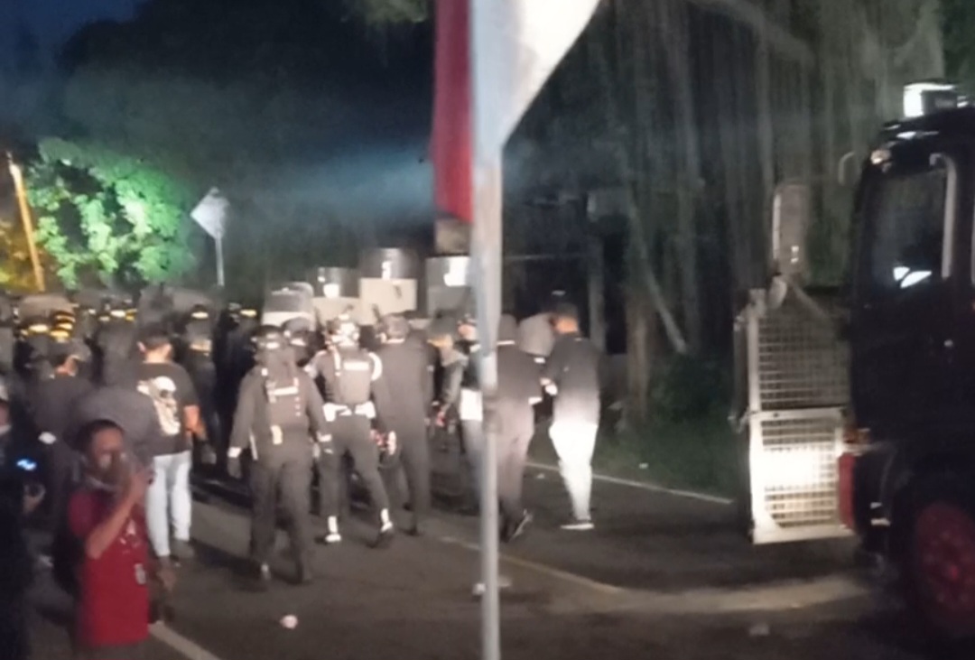 Polisi Mendorong Mundur Massa dari Areal Kantor DPRD Sulawesi Utara.
