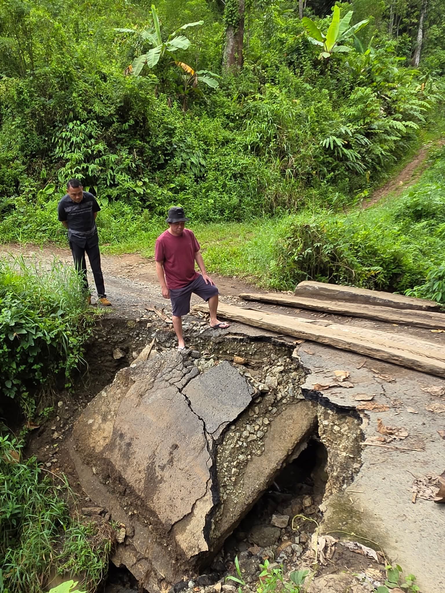 DESAK: Ketua DPRD Kabupaten Minsel Stefanus Lumowa saat meninjau langsung akses jalan di Desa Liandok, Kecamatan Tompaso Baru.