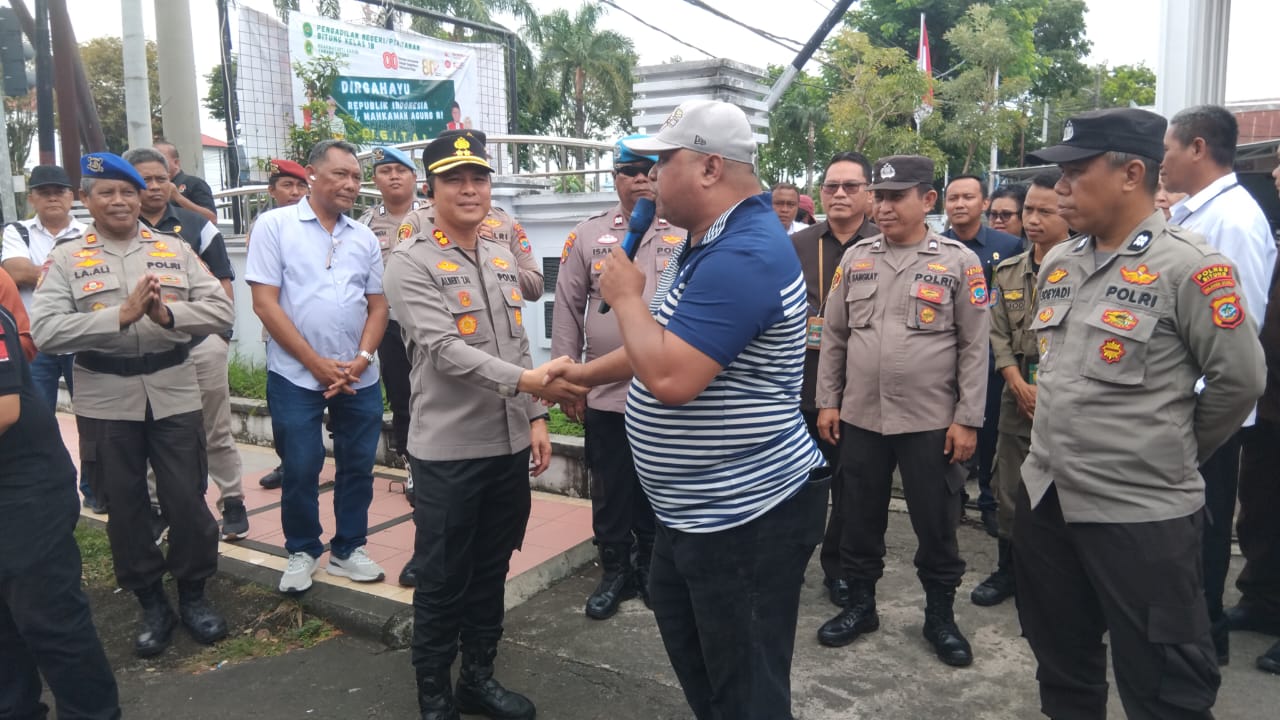 Kapolres Bitung AKBP Albert Zai bersama jajaran beserta personel gabungan mengawal langsung aksi unjuk rasa di PN Bitung.(Dok Istimewa)
