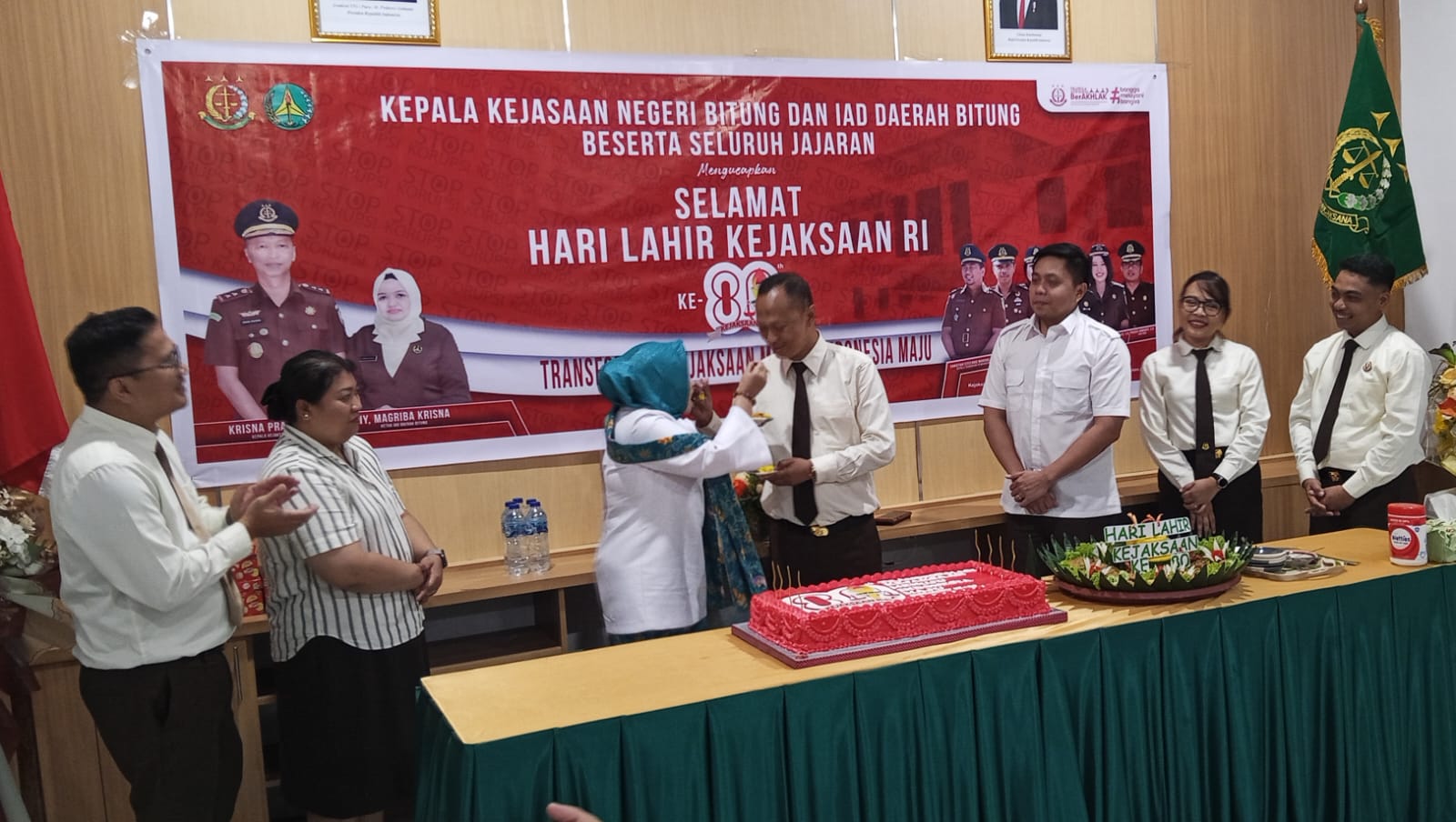 Usai upacara dalam rangka Hari Lahir Kejaksaan RI ke-80, dilanjutkan dengan syukuran sederhana di Kantor Kejari Bitung.(Franky Sumaraw/MP)
