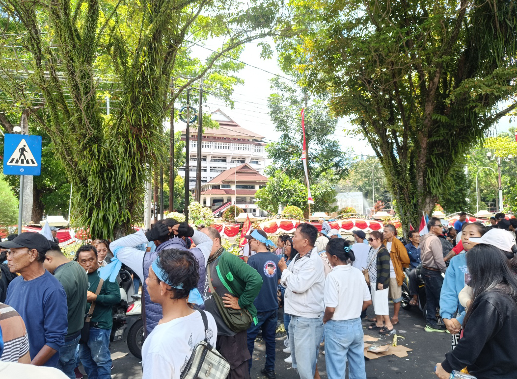 Ratusan massa aksi yang menamakan diri Koalisi Masyarakat Buruh menyampaikan aspirasi di depan kantor Gubernur Sulawesi Utara