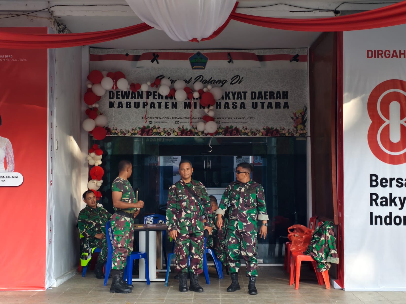 Personel TNI saat berjaga di Kantor DPRD Minahasa Utara.