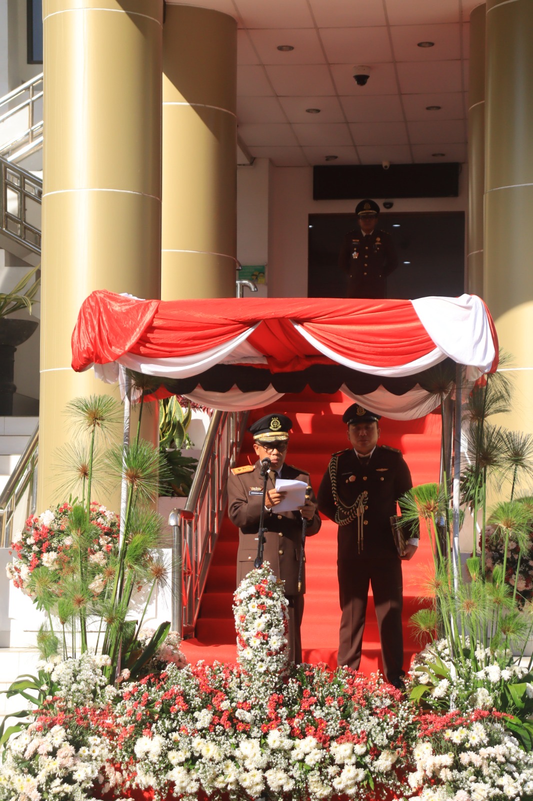 Kegiatan yang mengusung tema &ldquo;Transformasi Kejaksaan Menuju Indonesia Maju&rdquo; ini dipimpin langsung Kepala Kejati Sulut, Dr. Andi Muhammad Taufik, S.H., M.H., CGCAE, selaku inspektur upacara.