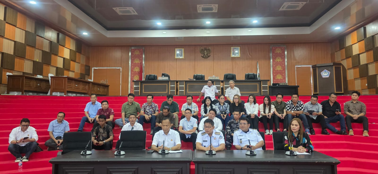Ada enam anggota DPRD Kota Bitung yang tak kelihatan saat aksi unjuk rasa.(Dok Istimewa)