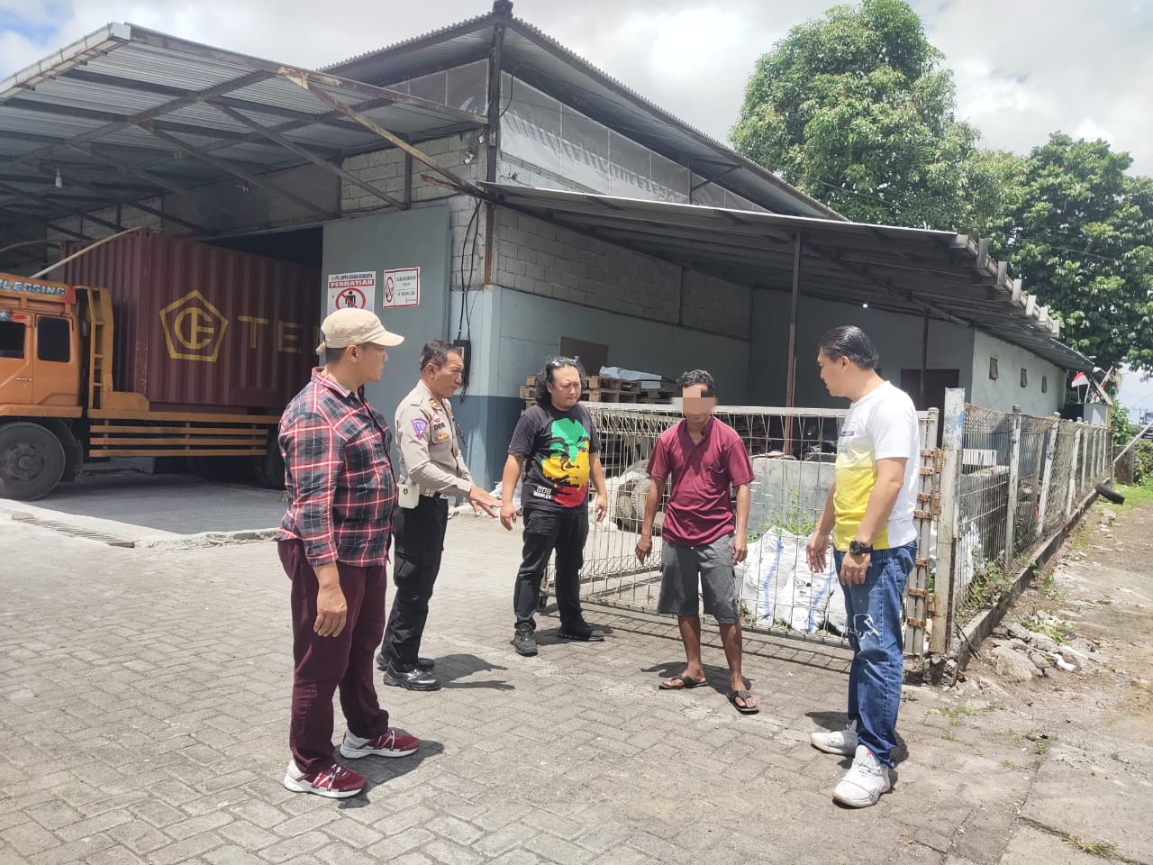 DIAMANKAN: Sopir kontainer penabrak tiang listrik di Kelurahan Talete II diamankan Tim Opsnal Polsek Tomohon Tengah. Dok istimewa