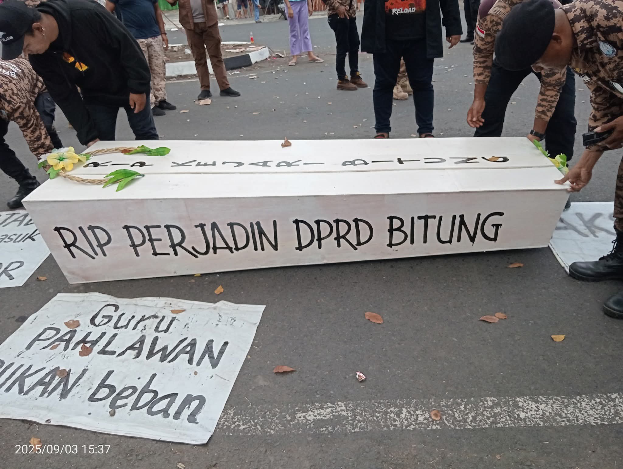 Sebuah peti mati dibawa pendemo saat unjuk rasa di Kota Bitung.(Dok Istimewa)