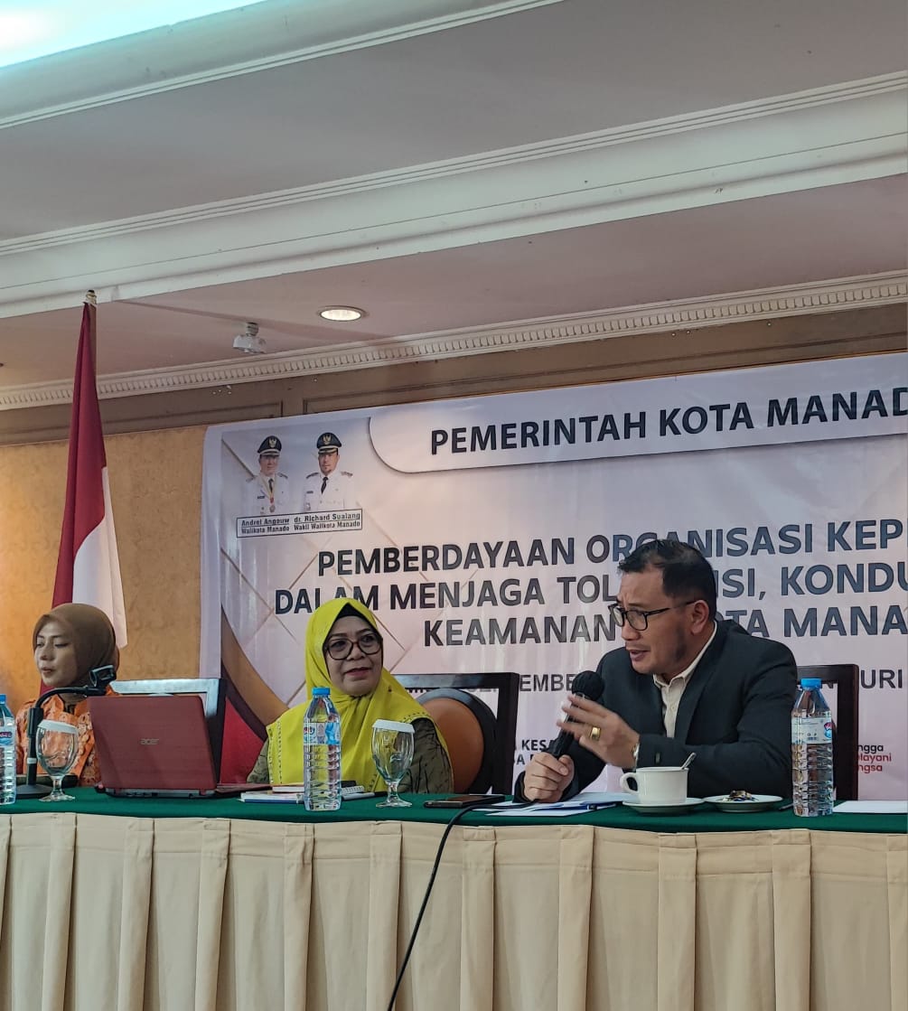 Dr Ferry Liando saat menjadi narasumber dalam kegiatan bersama Kesbangpol Kota Manado, kemarin.