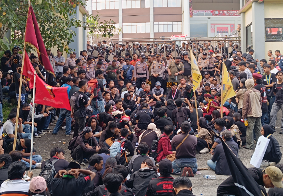 Aliansi mahasiswa Sulawesi Utara saat melakukan aksi di depan gedung DPRD Sulut lengkap dengan tuntutan nasional dan lokal