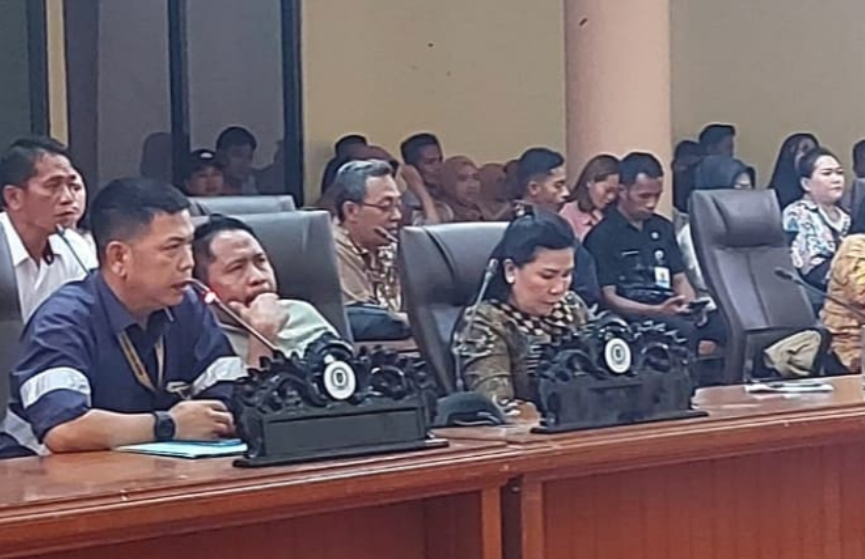 HRD PT BDL Ronal Saweho (paling kiri) saat mengikuti RDP di DPRD Bolmong