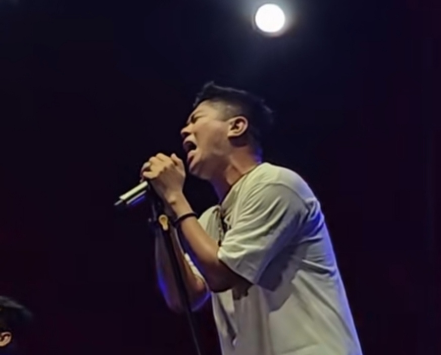 Andika Kangen Band saat bawakan lagu Berhenti Berharap milik Sheila on 7 di Pestapora 2025