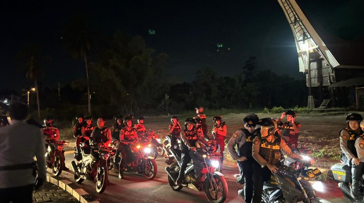 Petugas Polresta Manado saat melakukan Patroli Gabungan di kompleks Kantor DPRD Manado, Jumat (5/9)