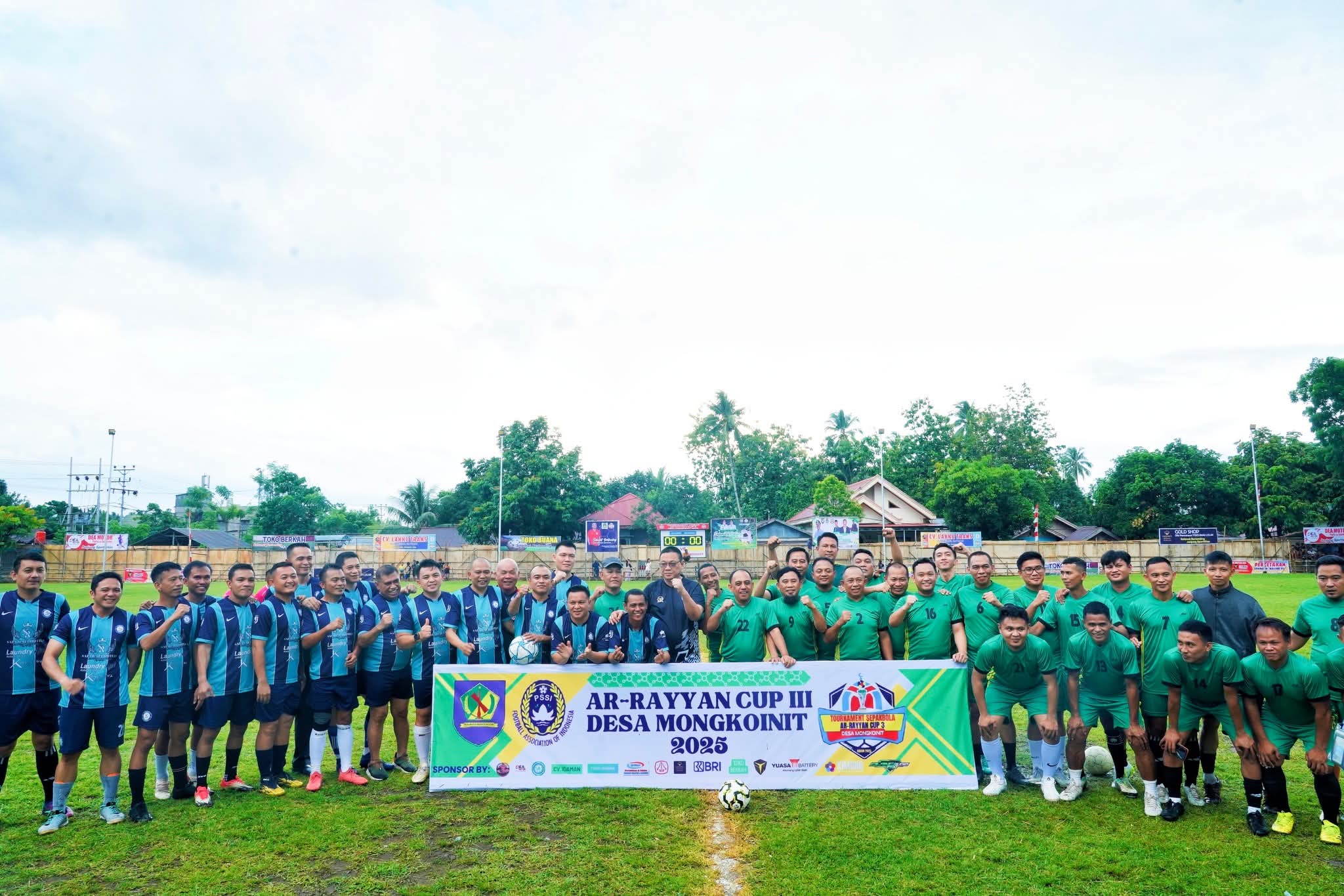 Pemkab dan DPRD Bolmong bertanding sepak bola