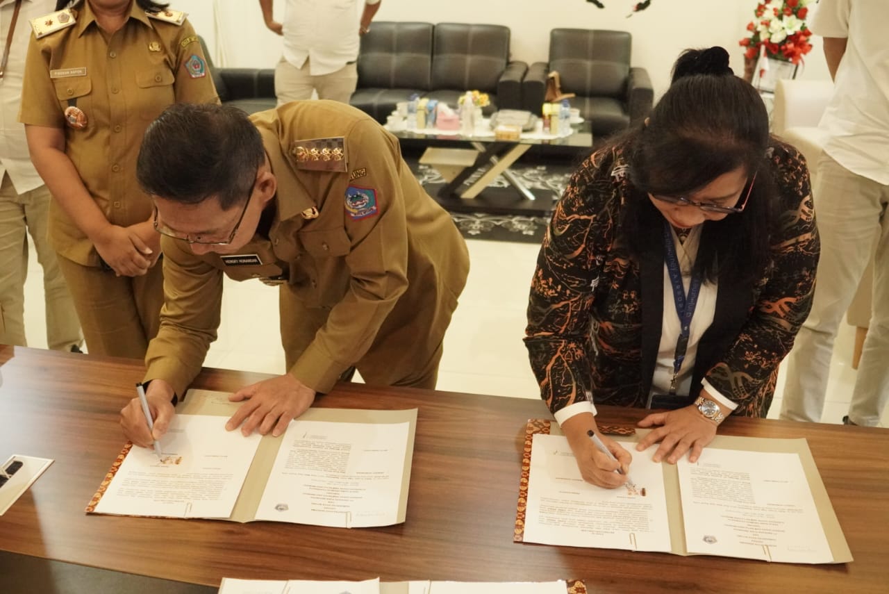 Penandatanganan kesepakatan bersama antara Wali Kota Bitung Hengky Honandar dan GM Bandara Internasional Sam Ratulangi Maya Damayanti.(Dok Istimewa)