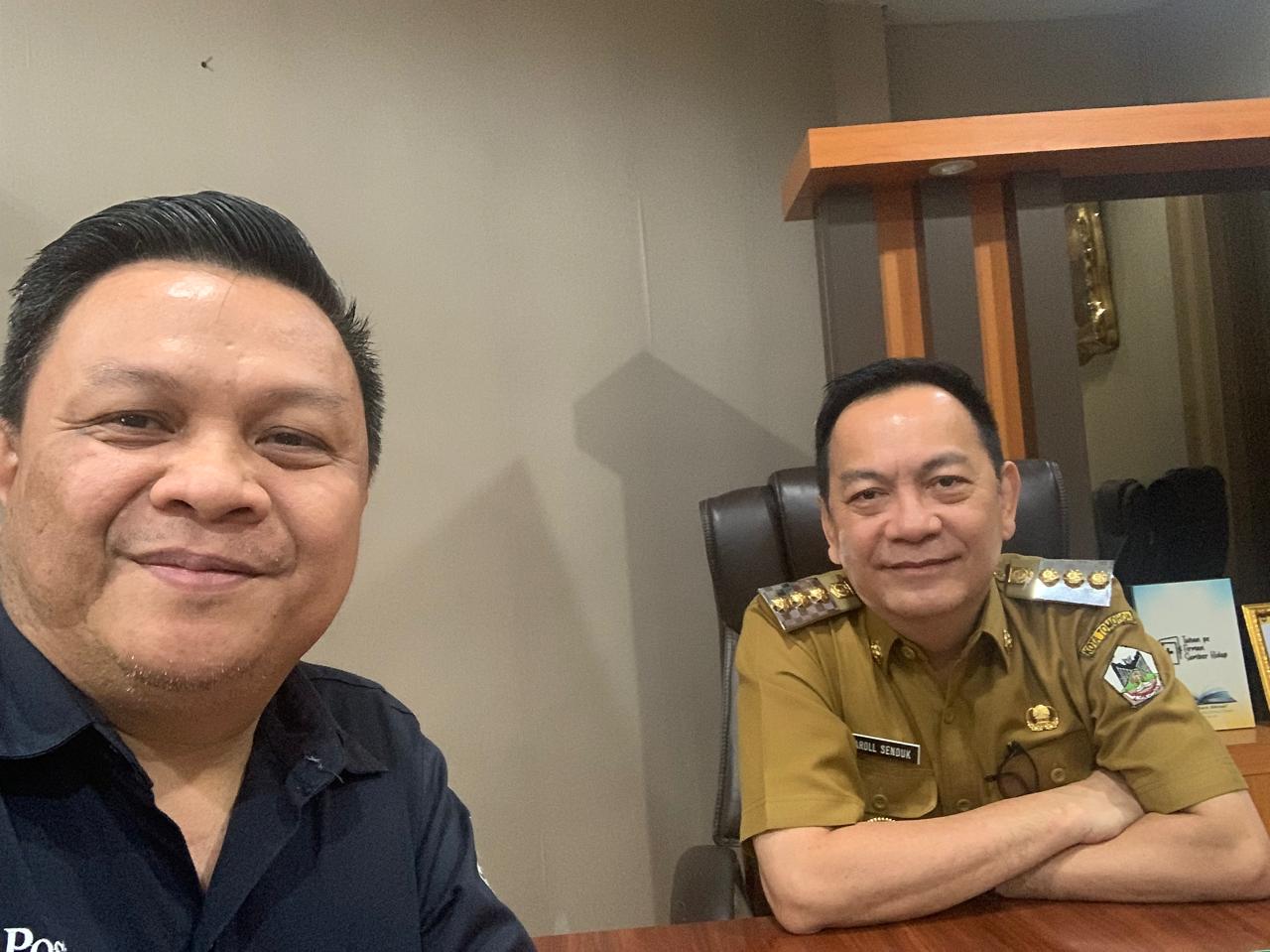 Direktur Manado Post Tommy Waworundeng saat bersua dengan Wali Kota Tomohon Caroll Senduk SH. Dok istimewa
