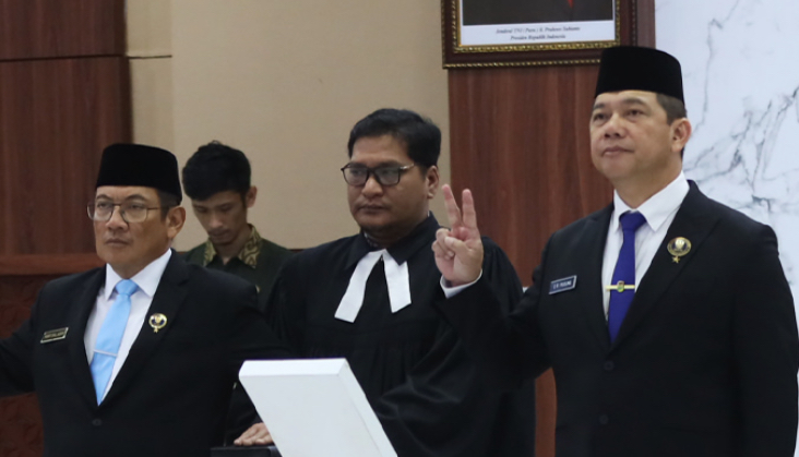 Momen Pelantikan Brigjen Pol Hisar Sialagan (kiri) dan putra Sulut Brigjen Pol Christ Reinhard Pusung, sebagai kepala BNN Provinsi.