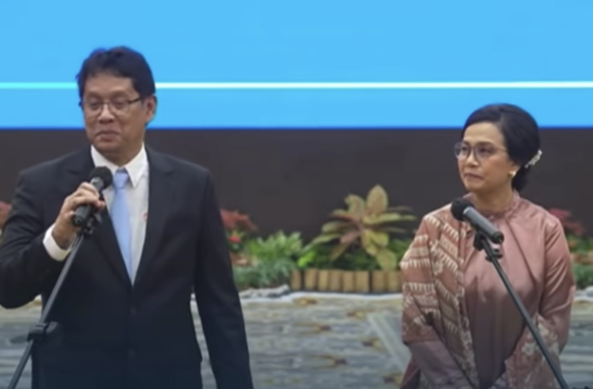 Purbaya Yudhi Sadewa dan Sri Mulyani saat serah terima jabatan Menteri Keuangan