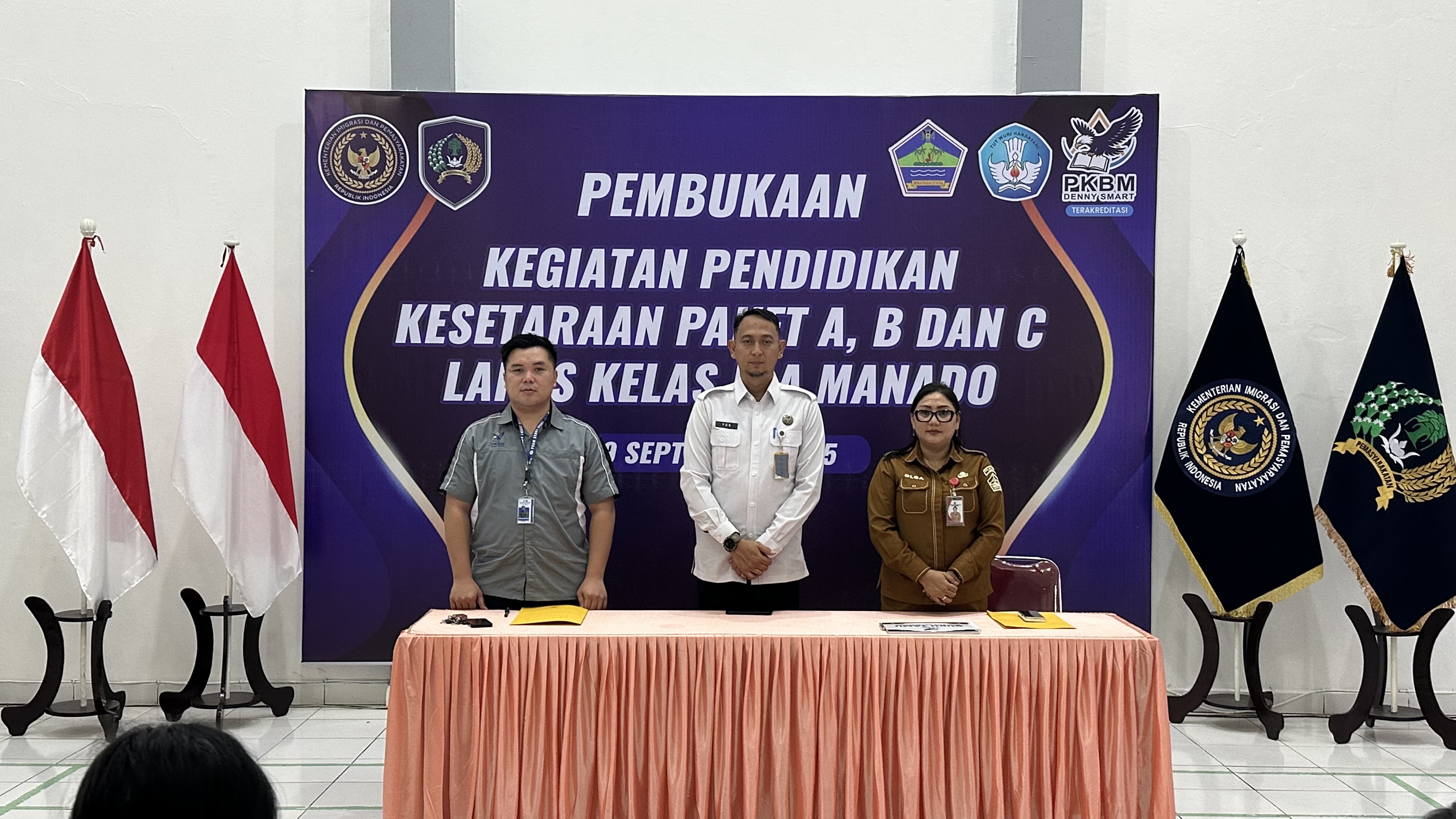 Pemilik PKBM Denny Smart Denny Yulianto Ciremai Hutauruk, Kepala Lapas IIA Manado Yosafat Rizanto, dan Kepala Seksi Pendidikan Masyarakat & PAUD Disdik Minut Olga Ngongoloy Watania