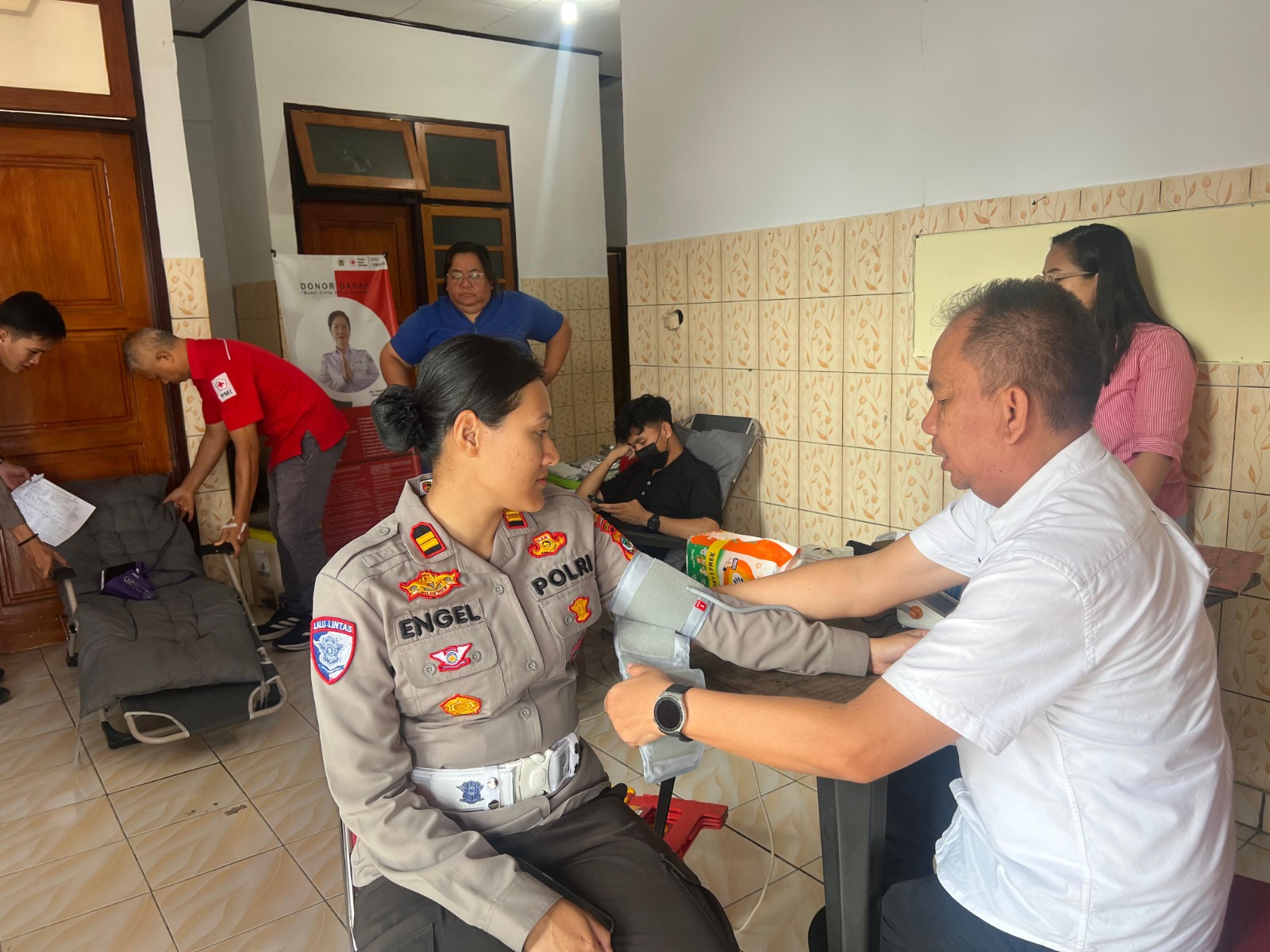 UNTUK KEMANUSIAAN: Kasat Lantas Iptu Engelina Yusuf Polres  Tomohon ikut dalam Aksi Donor Darah, memperingati  Hari Lalu Lintas Bhayangkara ke 70. Dok istimewa