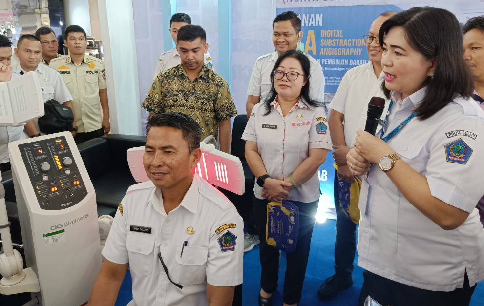 Sekprov Tahlis Gallang mencoba salah satu pelayanan kesehatan gratis RSUD Tipe B Provinsi di Festival Sulut Sehat 2025