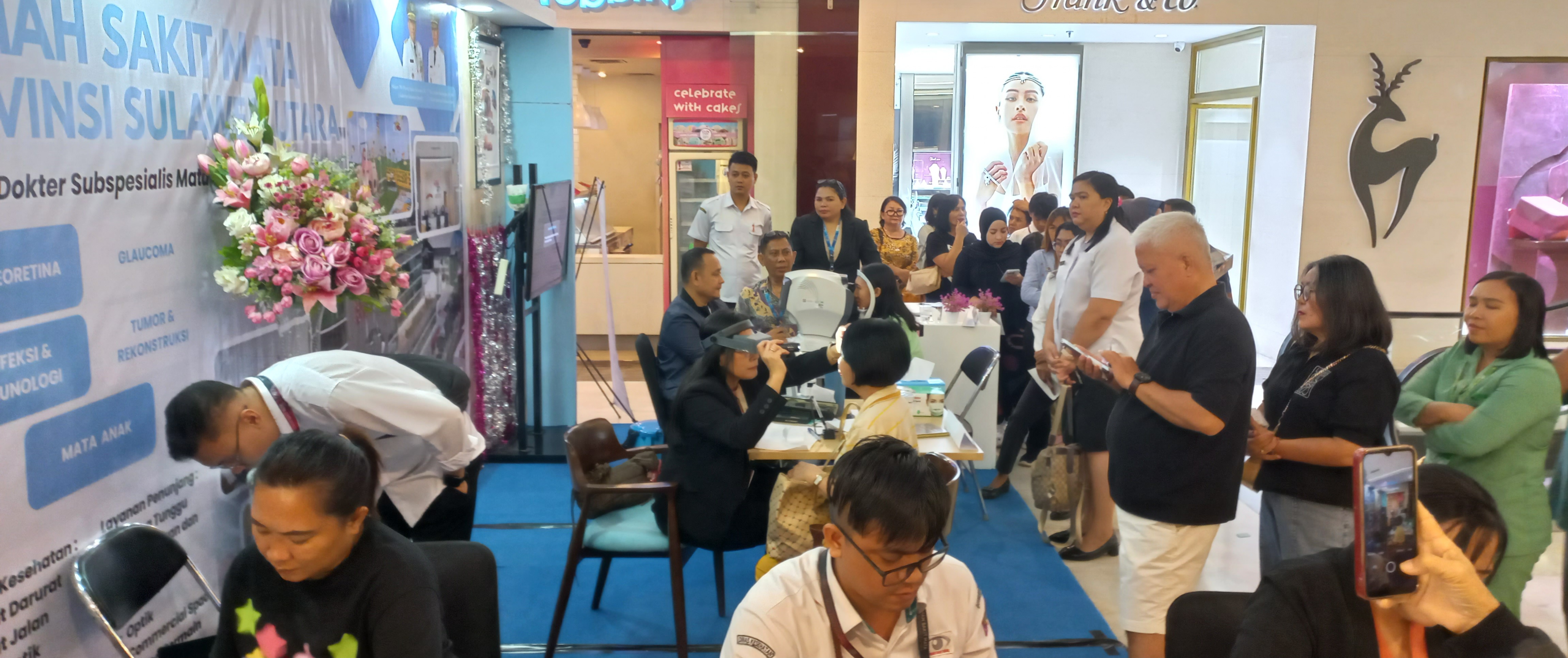 Pengunjung memadati Stand RSM pada Festival Sulut Sehat 2025.