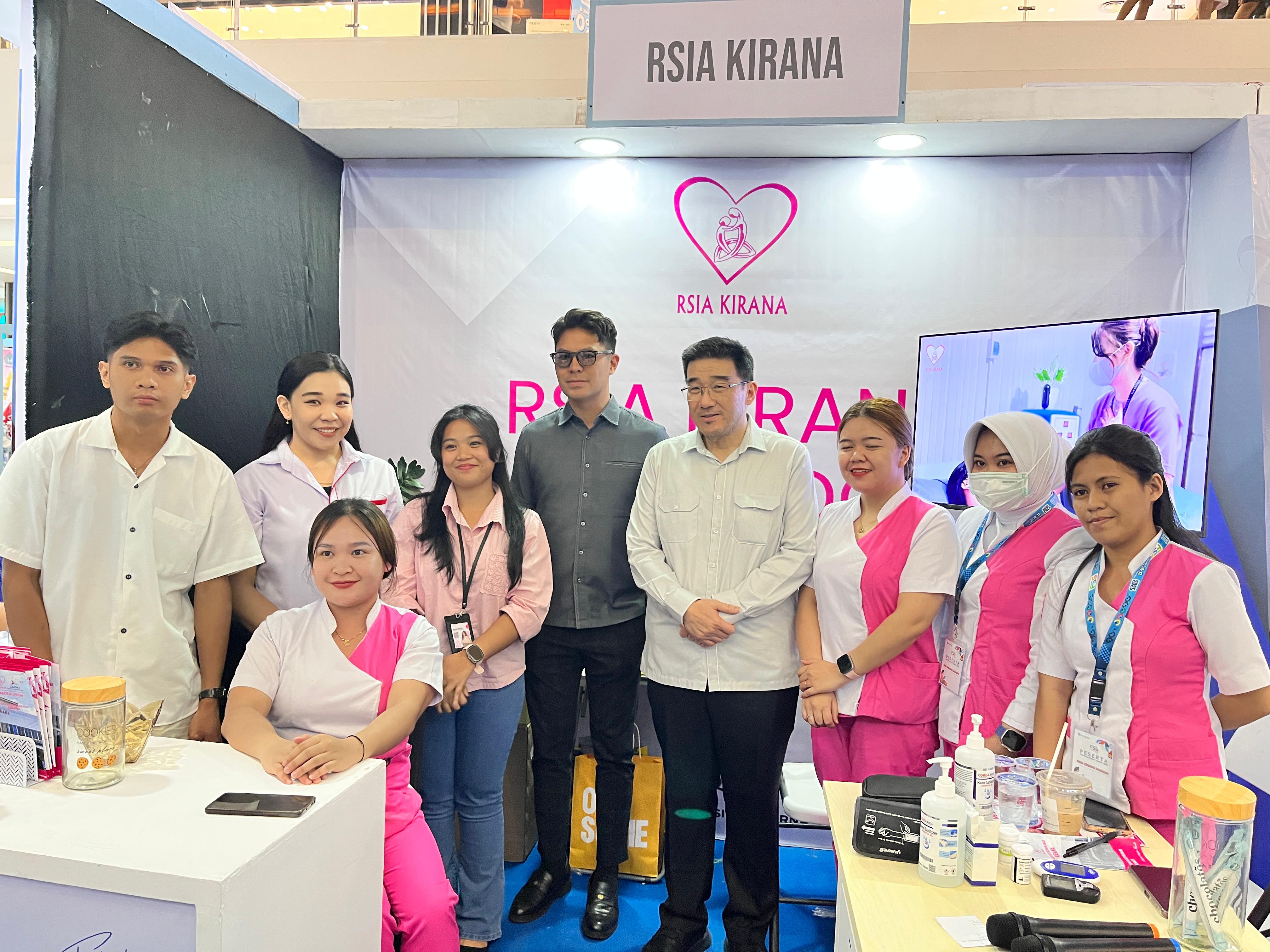 Artis Fero Walandouw Mendatangi Stand RSIA Kirana Manado.