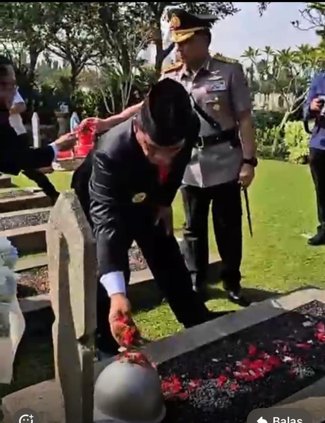 Gubernur Sulut Yulius Selvanus tabur bunga di makam para mantan gubernur Sulut di TMP Kalibata
