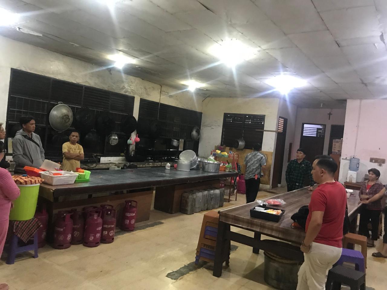 Tampak personel Satreskrim Tomohon turun ke dapur kompleks PPWG Kaaten. Dok istimewa