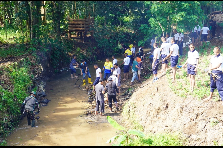 Bersihkan Sungai Marawuwung: Sinergi Pemerintah, Aparat, Perusahaan, dan Masyarakat