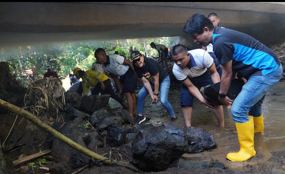 Bersihkan Sungai Marawuwung: Sinergi Pemerintah, Aparat, Perusahaan, dan Masyarakat