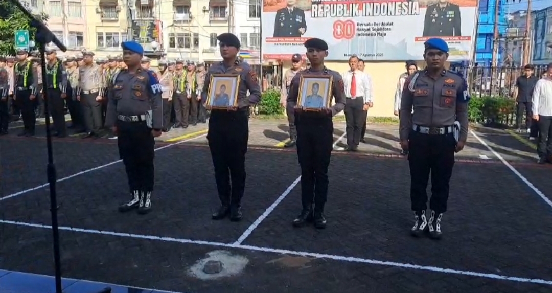BERLANGSUNG: Suasana upacara pemecatan 2 personil Polresta Manado.