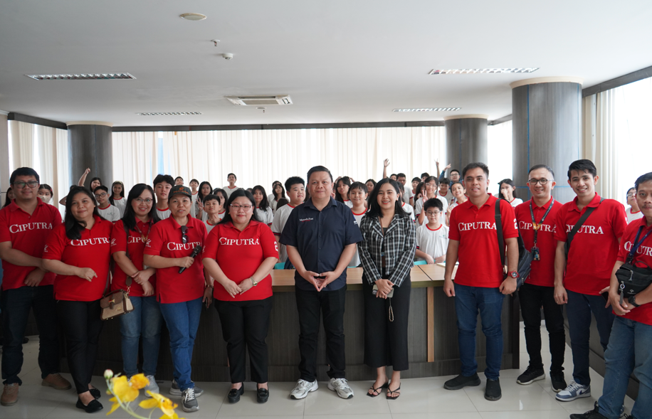 Foto bersama Direktur Manado Post dengan para siswa dan guru SMP Citra Kasih Manado usai sesi kunjungan dan pembelajaran di Graha Pena.