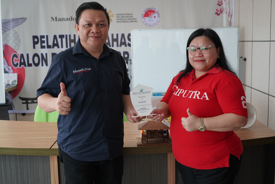 Direktur Manado Post menerima piagam penghargaan dari Kepala Sekolah SMP Citra Kasih Manado sebagai bentuk apresiasi kunjungan fieldtrip.
