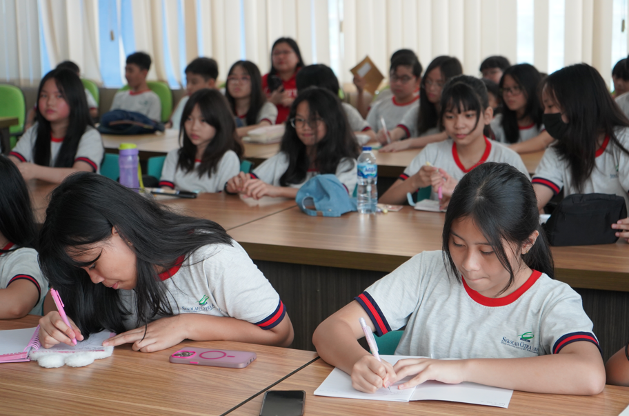 Siswa/i SMP Citra Kasih Manado serius menyimak dan mencatat materi seputar sejarah serta transformasi digital Manado Post.