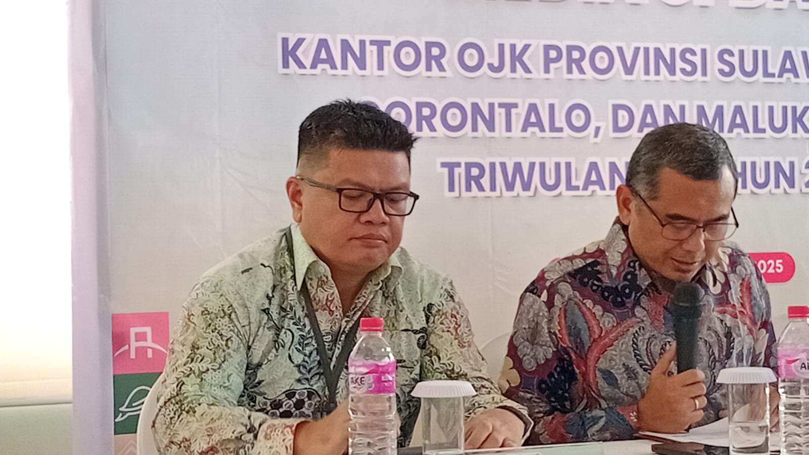 Kepala Departemen Bisnis & Suport PT Pegadaian Kanwil V Manado, Fanny Walandouw (paling kiri) hadir di acara Media Update OJK Sulutgomalut, Selasa (16/9)