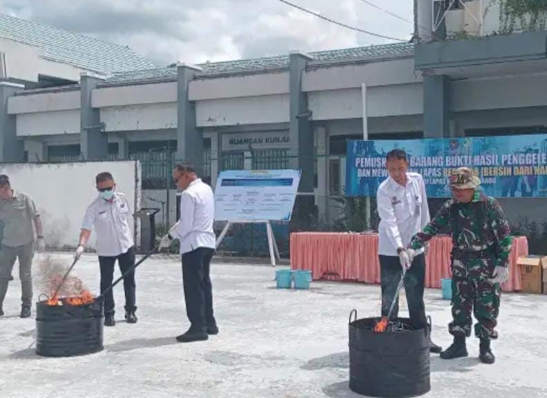 Pemusnahan barak bukti hasil penggeledahan oleh Lapas Kelas 2A Manado