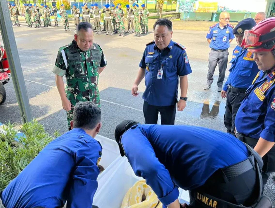 Damkar Manado bersama Denpom Kodam XIII Merdeka melaksanakan pelatihan, simulasi evakuasi darurat