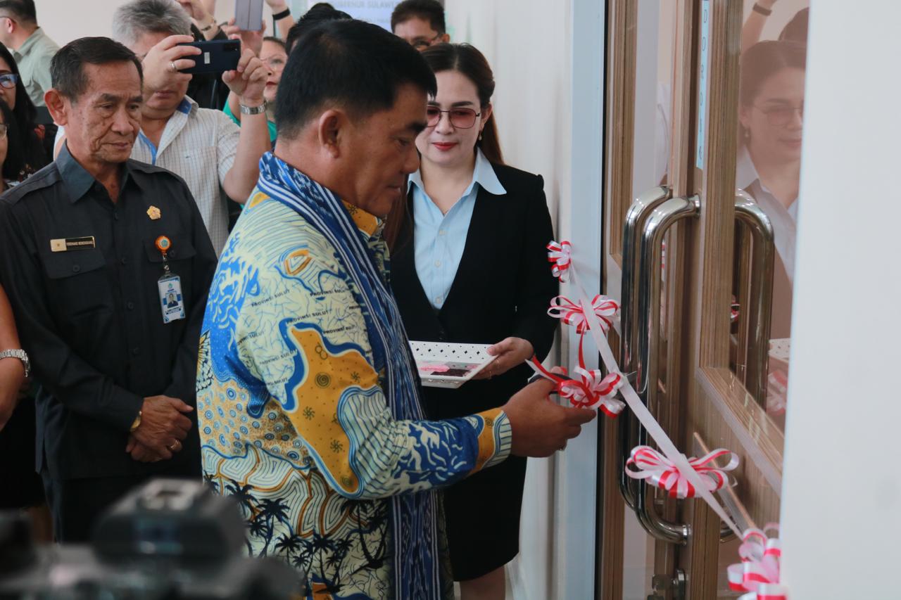 Gubernur meresmikan Klinik Eksekutif RS Mata Sulawesi Utara.