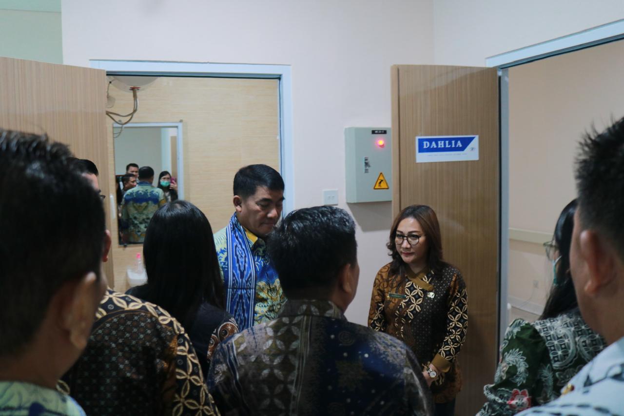 INOVASI KESEHATAN: Plt Direktur RSM dr Linda Agnes Matali MKes mendampigi Gubernur Mayjen TNI (Purn) Yulius Selvanus SE dalam agenda peresmian.