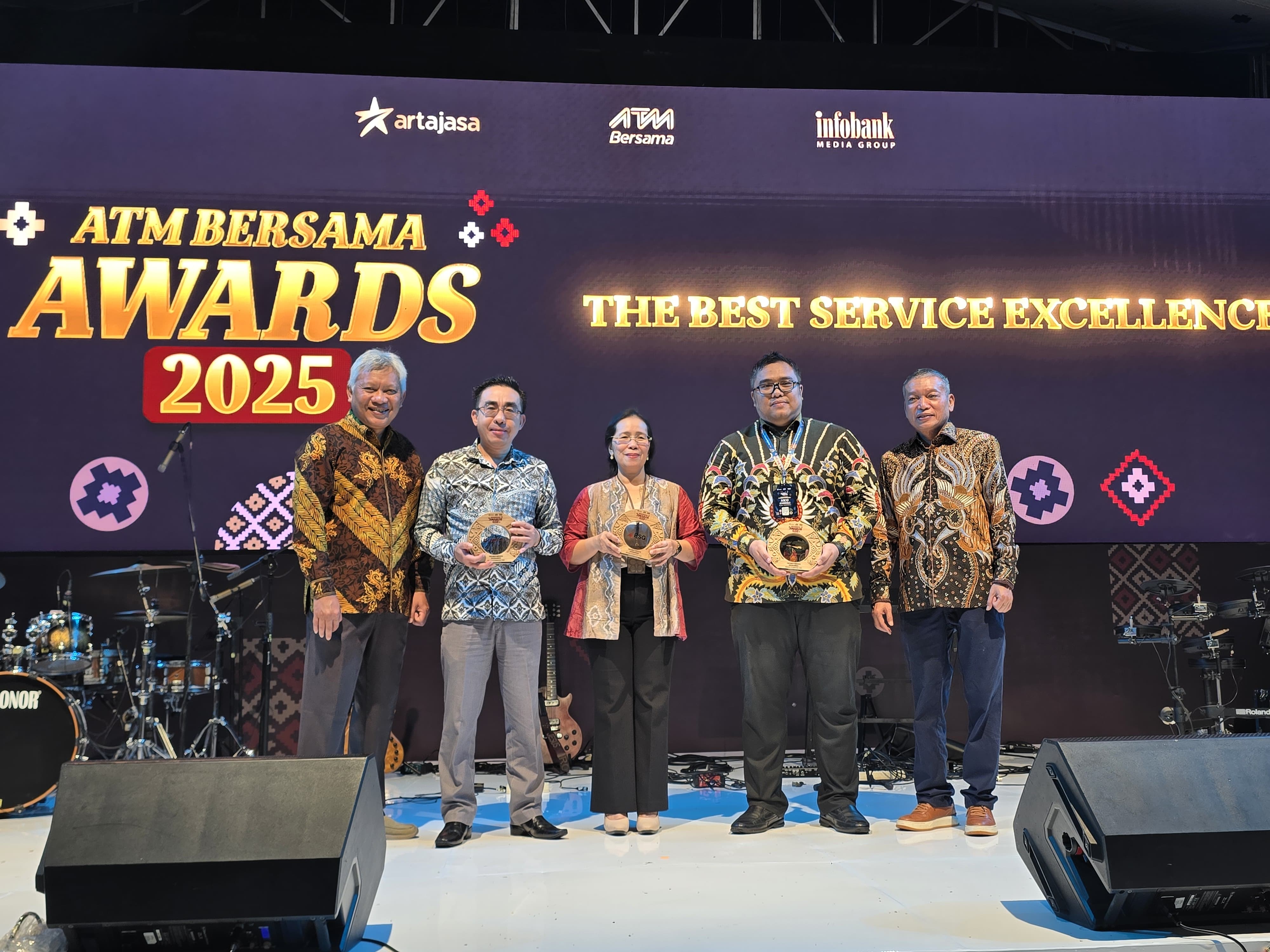 Direktur Operasional  BSG Louisa Parengkuan saat menerima penghargaan ATM Bersama Awards 2025, Jumat lalu.