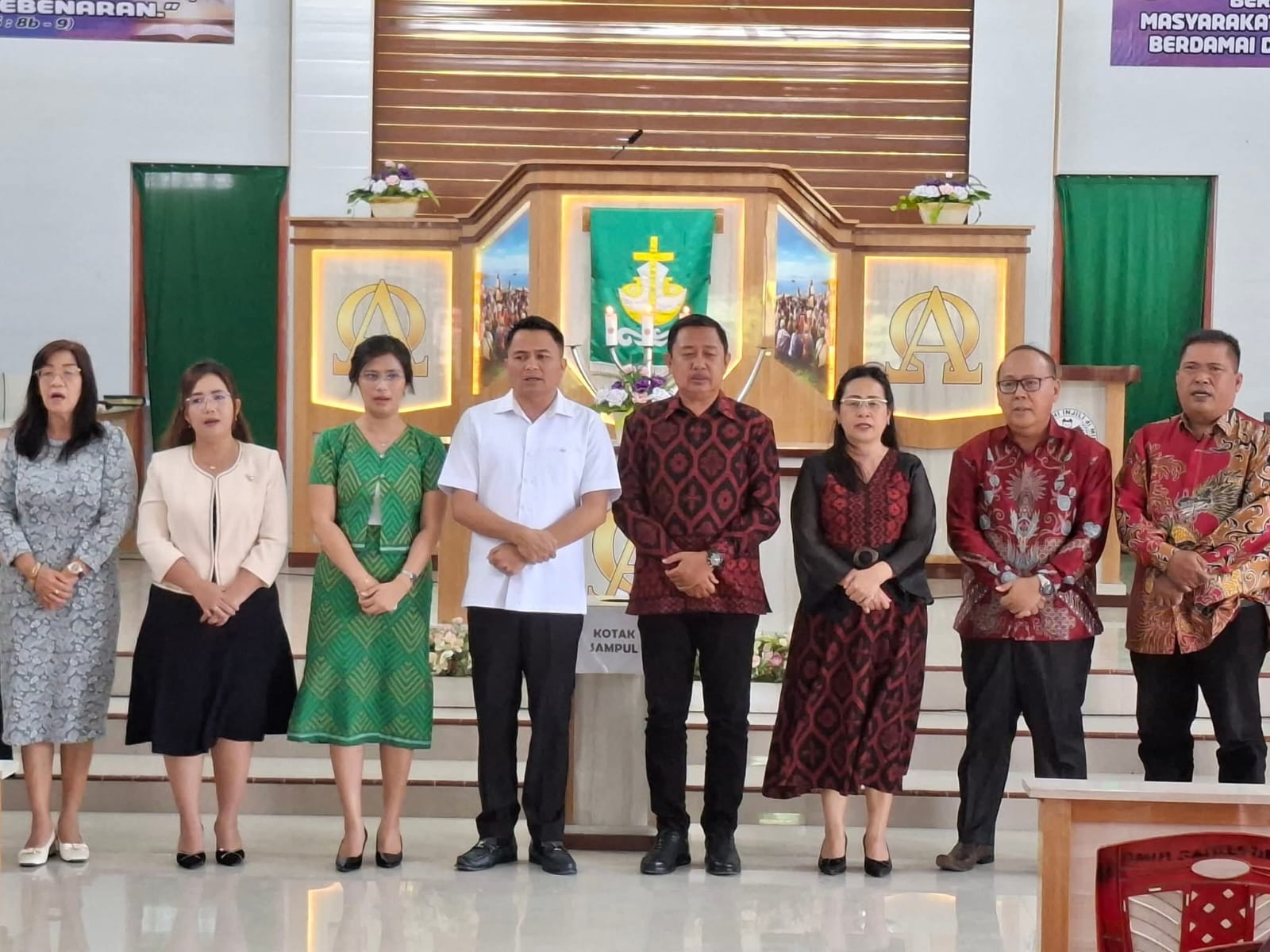 Bupati Ronald Kandoli dan Wakil Bupati Fredy Tuda beribadah bersama di jemaat GMIM Galilea Tombatu Dua Barat.