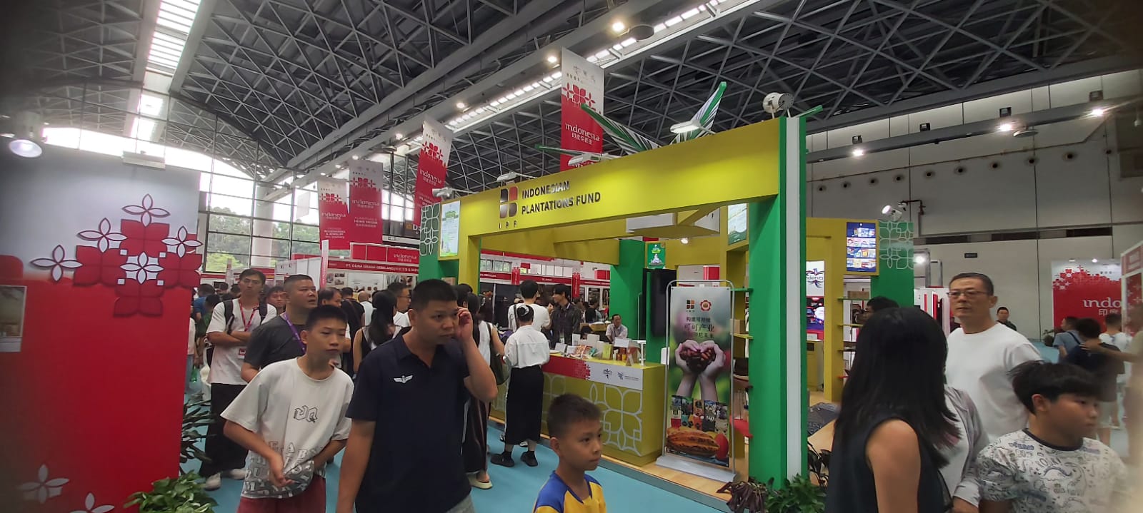 Pengunjung yang juga sejumlah mahasiswa Guangxi University antusias bertanya tentang sawit di booth BPDP di ajang CAEXPO-CABIS ke-22 17-21 September 2025 di NICEC, Guangxi.