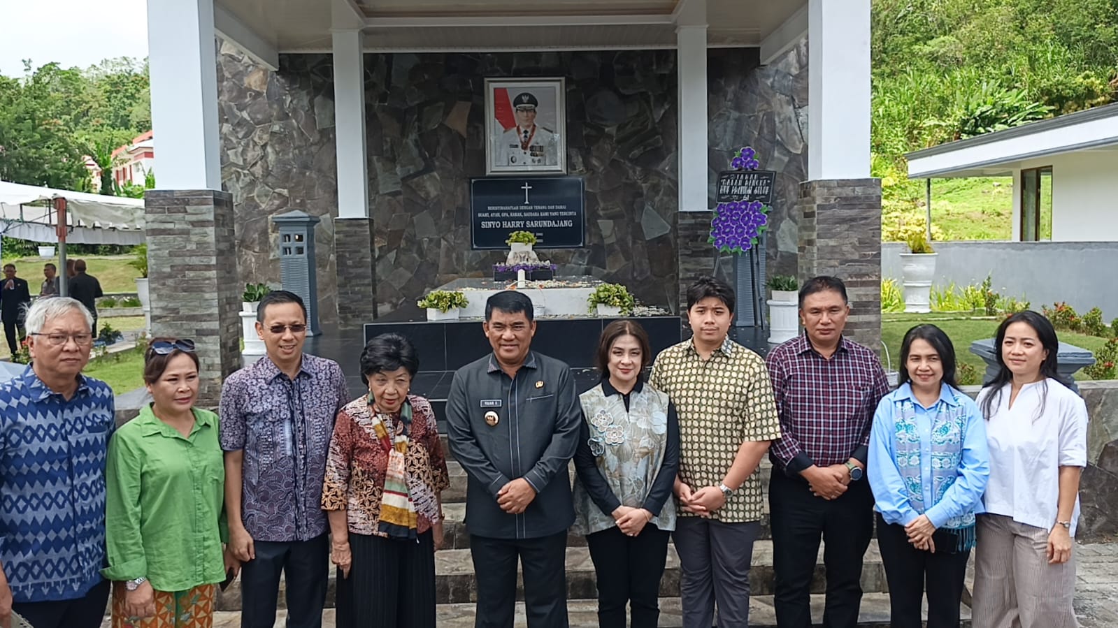 Gubernur Mayjen TNI (Purn) Yulius Selvanus Bersama Ketua Umum DPP KKK Angelica Tengker bersama jajaran pengurus saat ziarah ke makam Alm Sinyo Harry Sarundajang di Kabupaten Minahasa, Senin (22/9).