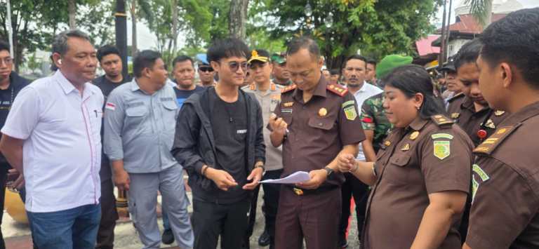 Aksi damai yang diterima langsung oleh Kajari Bitung Krisna Pramono didampingi jajaran di depan Kantor Kejari Bitung.(Dok Istimewa)